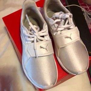 WHITE SOFT FOAM PUMAS😍😍😍